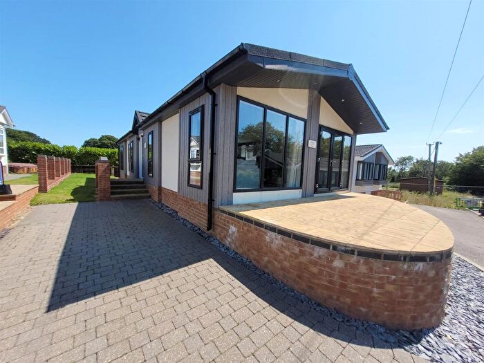 2 Bedroom Property For Sale In Coneyhurst Road, Billingshurst, RH14