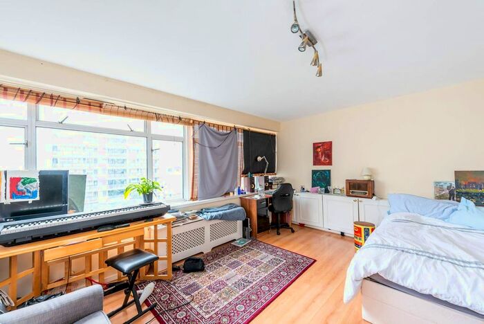 2 Bedroom Flat To Rent In Churchill Gardens, Pimlico, London, SW1V