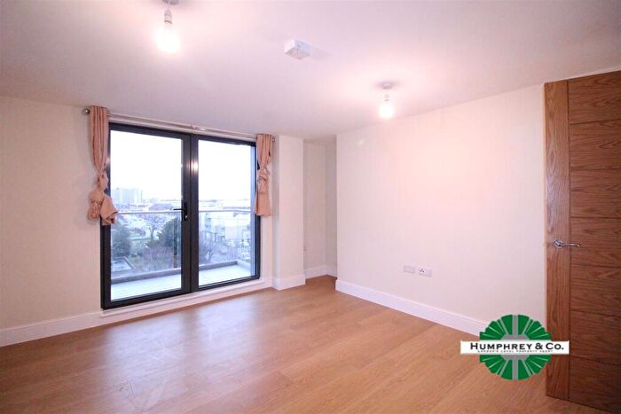 3 Bedroom Flat To Rent In Charter House, High Road, Ilford, IG1