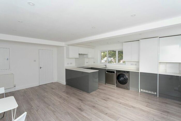 2 Bedroom Flat To Rent In The Square, Marlowes, Hemel Hempstead, Hertfordshire, HP1