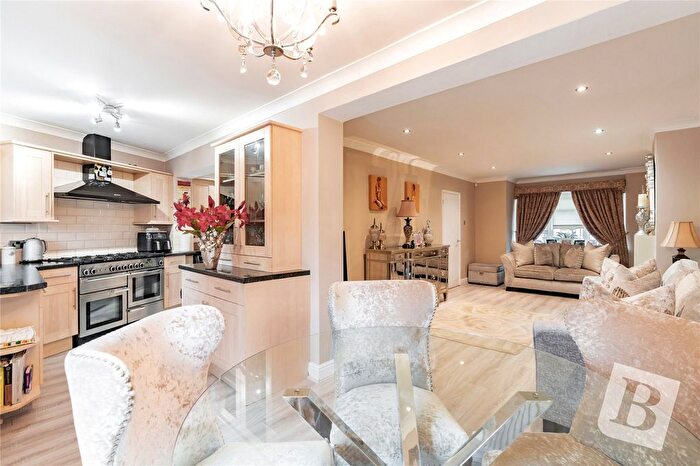 3 Bedroom Semi-detached House For Sale In St. Andrews Avenue, Hornchurch, RM12