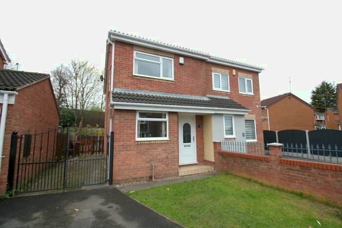 3 Bedroom Semi-Detached House To Rent In Clayton Close, Leeds, West Yorkshire, LS10