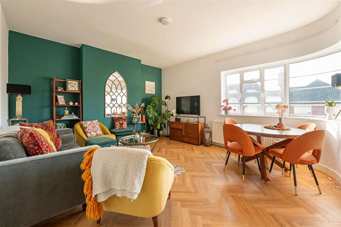 3 Bedroom Flat For Sale In Woodford Road, South Woodford, E18