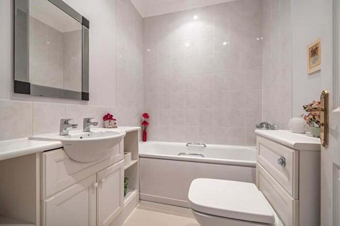 2 Bedroom Flat For Sale In Daceberry Court, Henley-On-Thames, RG9