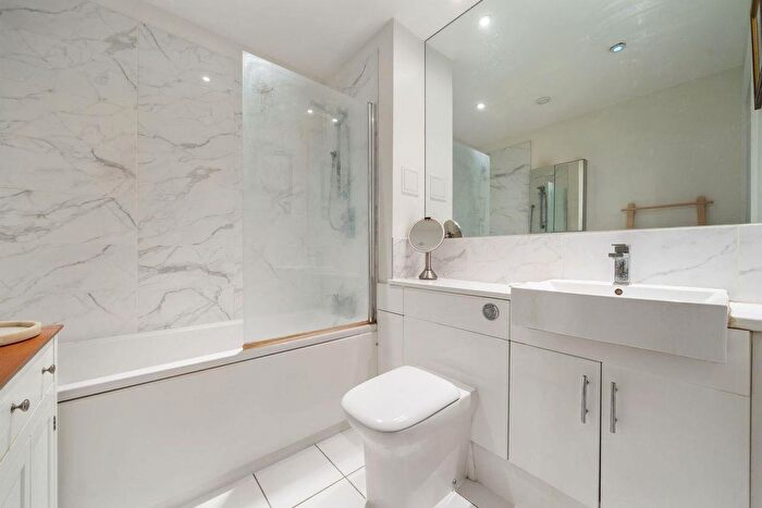 1 Bedroom Flat For Sale In Canalside Apartment With Parking, NW1