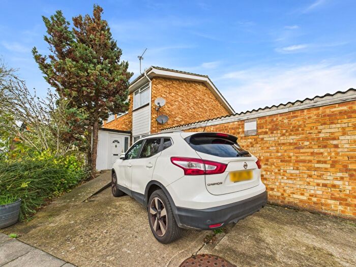 3 Bedroom End Of Terrace House For Sale In Chichester Way, Feltham, Middlesex, TW14