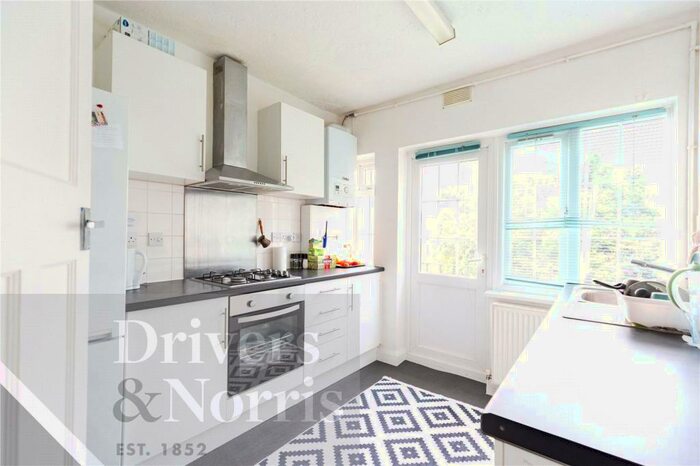 2 Bedroom Apartment To Rent In Torrington Court, North Finchley, London, N12