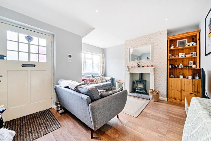 2 Bedroom Flat For Sale In Birchwood Road, West Byfleet, KT14