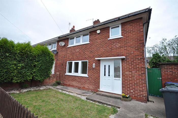 3 Bedroom Semi-Detached House To Rent In Haynes Grove, Doncaster, DN8