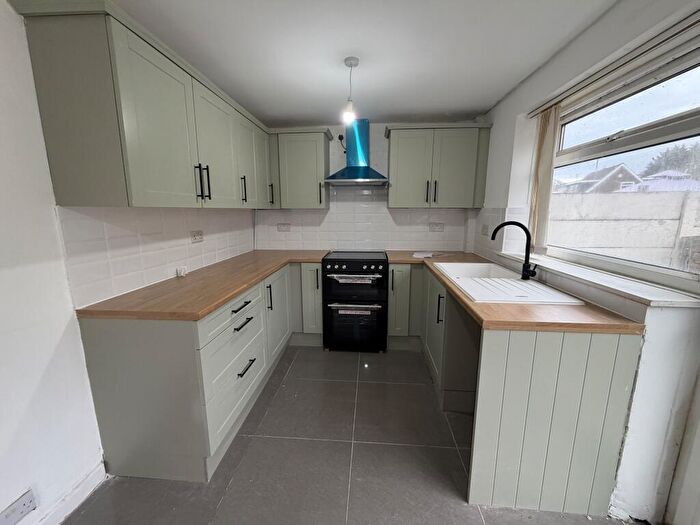 3 Bedroom Apartment To Rent In Sheila Walk, L10