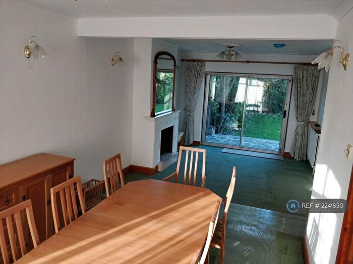 2 Bedroom Bungalow To Rent In Green Lane, Edgware, Middlesex, HA8