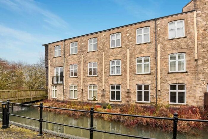 2 Bedroom Flat To Rent In Woodford Mill, Witney, OX28