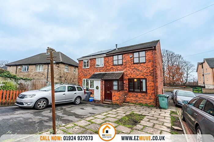 3 Bedroom Semi Detached House For Sale In Staincliffe Road, Dewsbury, WF13