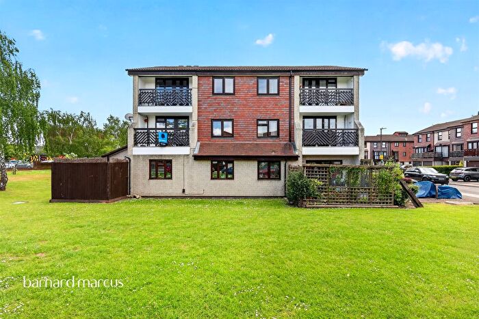 1 Bedroom Flat For Sale In Coniston Close, London, SW20
