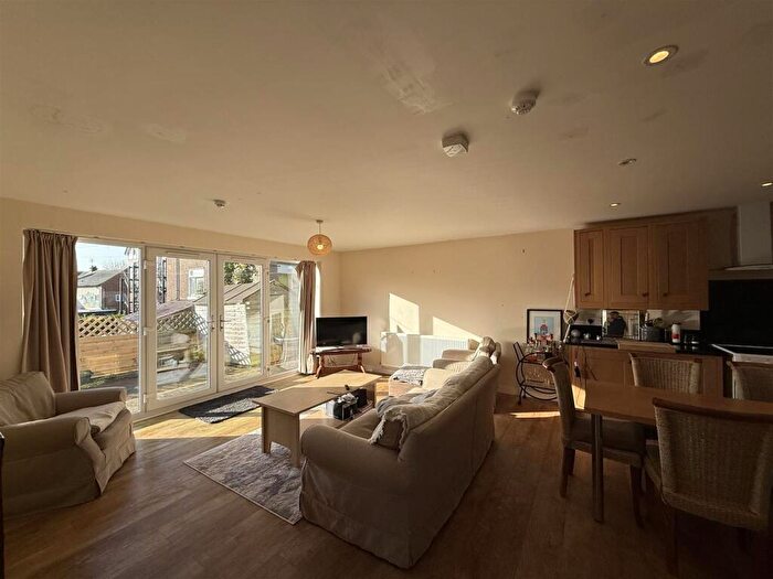 3 Bedroom House To Rent In St. James' Drive, Bangor, LL57
