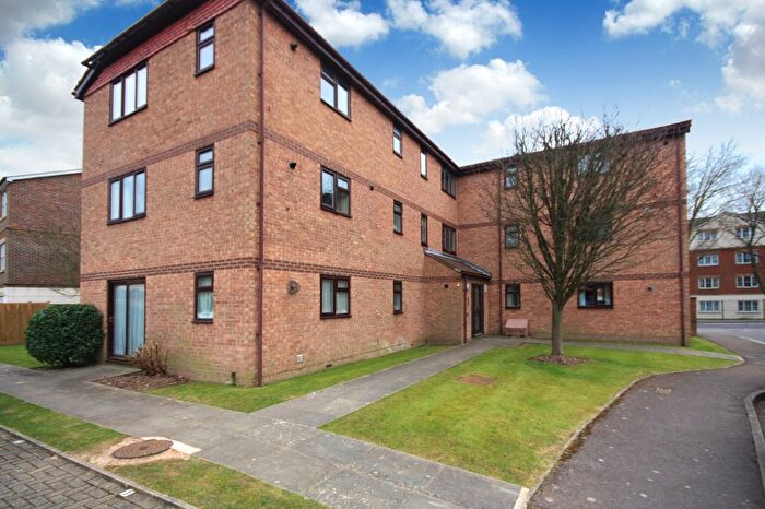 2 Bedroom Flat To Rent In Tanyard Close, Horsham, RH13