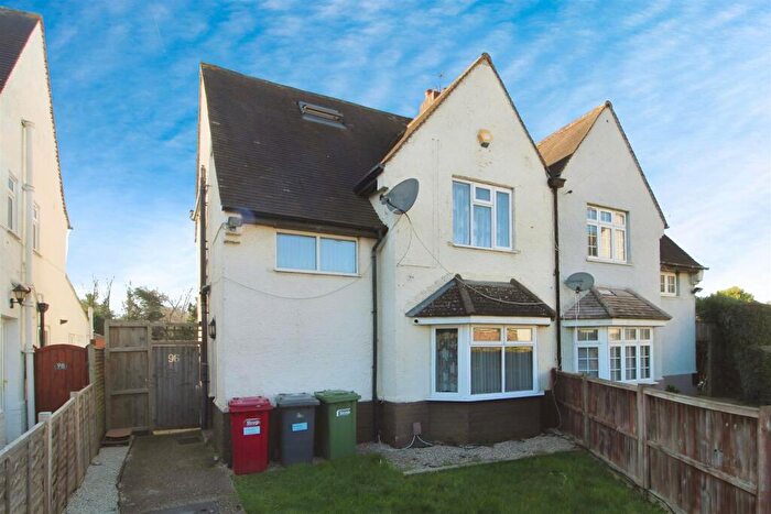 4 Bedroom Semi-Detached House For Sale In St. Georges Crescent, Slough, SL1