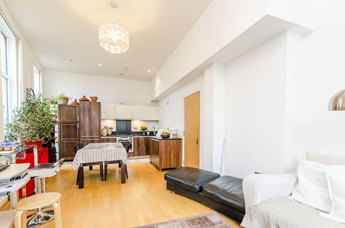 3 Bedroom Flat To Rent In Wallis House, South Ealing, Brentford, TW8