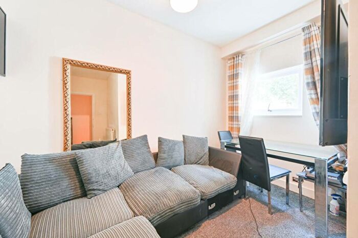 3 Bedroom Flat To Rent In Love Lane, Mitcham, CR4