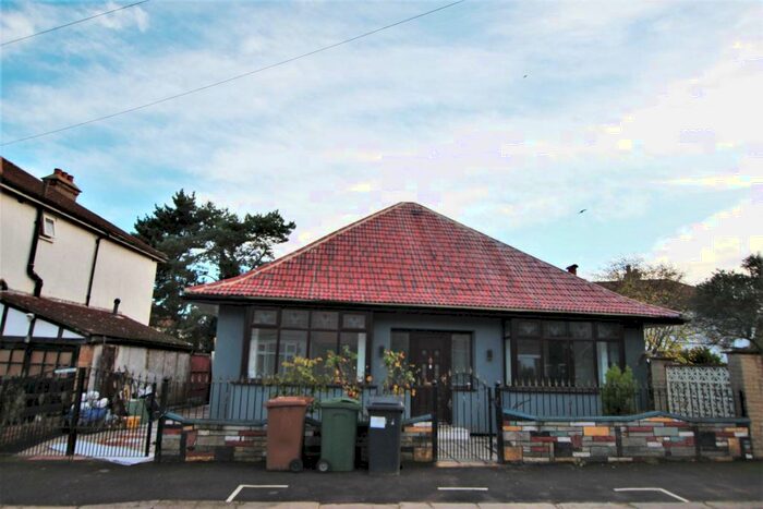 3 Bedroom Detached Bungalow To Rent In Pretoria Crescent, Chingford, London, E4