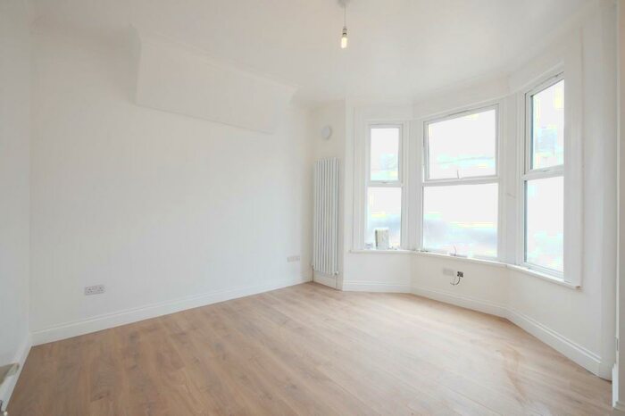 3 Bedroom Ground Flat To Rent In Thorold Road, Ilford, IG1