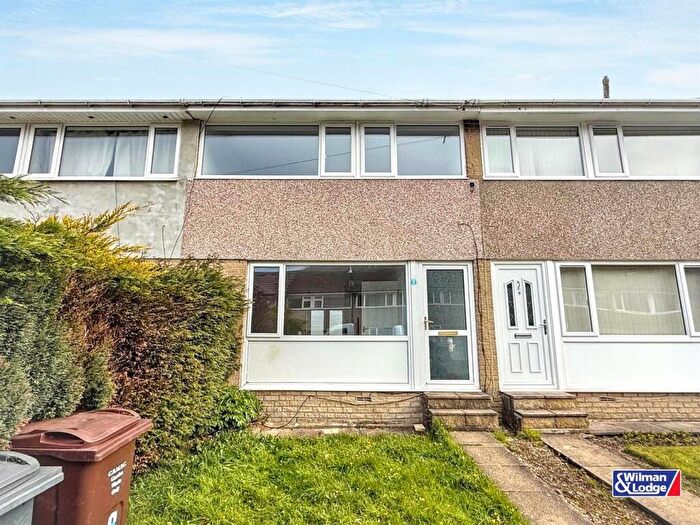 3 Bedroom Town House For Sale In Greenfield Gardens, Eastburn, BD20
