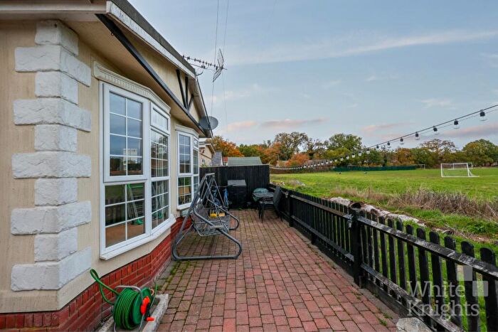 3 Bedroom Park Home For Sale In Fairfield Park, West End Road, Mortimer Common, Reading, Berkshire, RG7