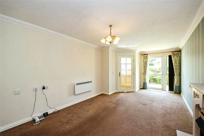 1 Bedroom Flat For Sale In Padnell Road, Waterlooville, Hampshire, PO8