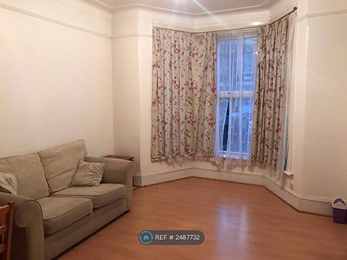 1 Bedroom Flat To Rent In Courtland Avenue, Ilford, IG1