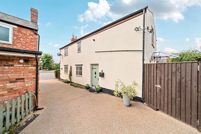 2 Bedroom Cottage For Sale In Brackley Road, Towcester, NN12