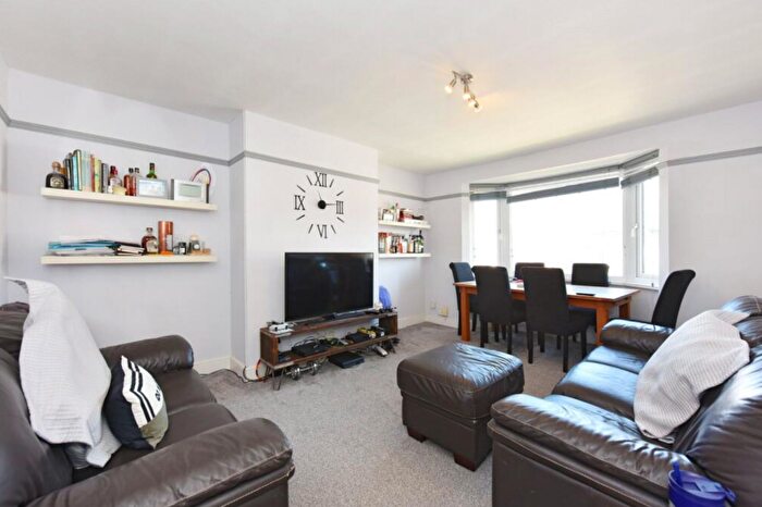 2 Bedroom Apartment To Rent In Hale Lane, London, NW7