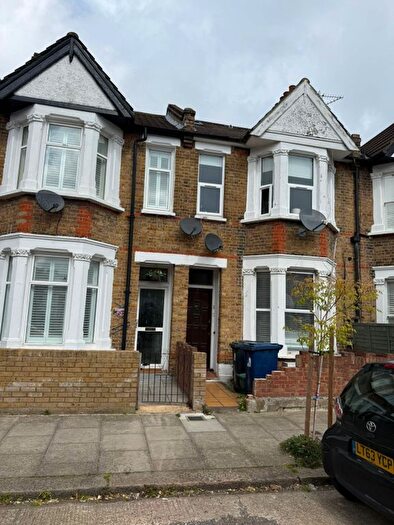 2 Bedroom Flat For Sale In Jessamine Road, London, W7
