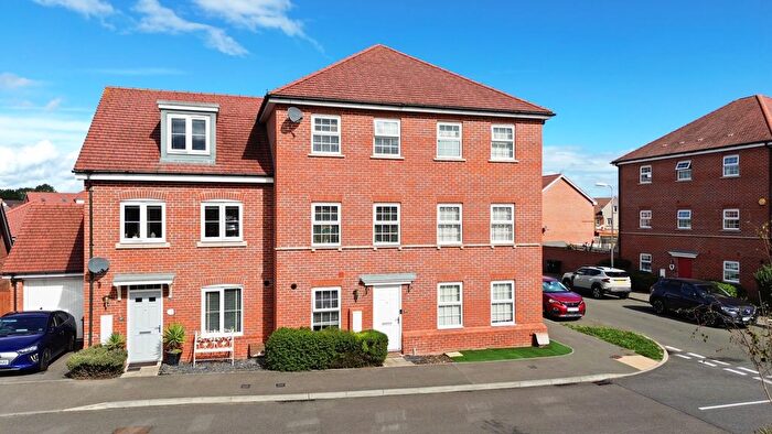 4 Bedroom Town House For Sale In Forest Road, Woodley, Reading, RG5