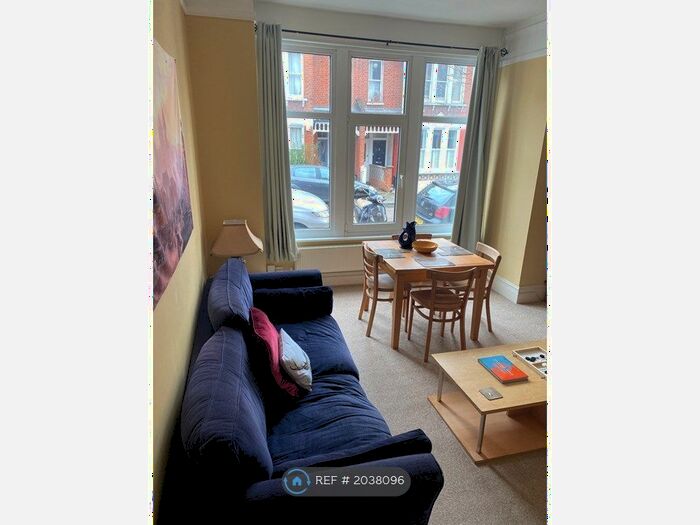 2 Bedroom Flat To Rent In Lynn Road, London, SW12