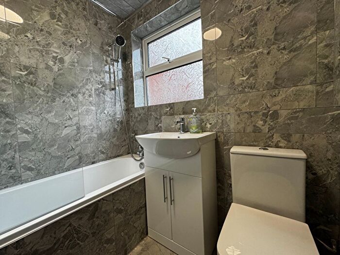 2 Bedroom Flat For Sale In Montagu Court, Leeds, LS8