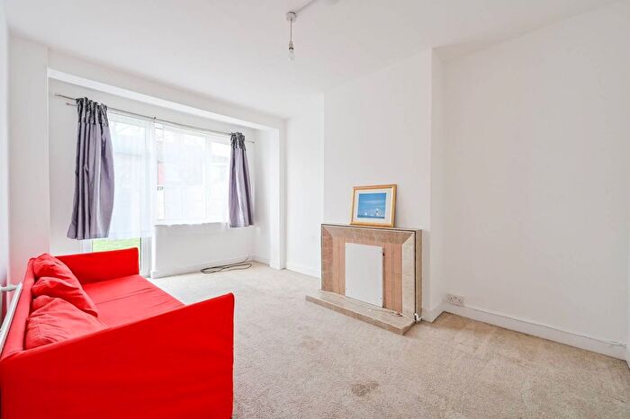 4 Bedroom Property To Rent In Stirling Road, Wood Green, London, N22