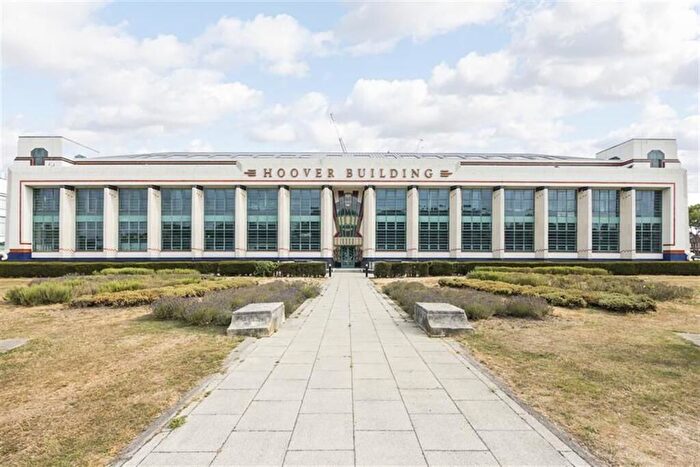 2 Bedroom Flat To Rent In Western Avenue, Perivale, UB6