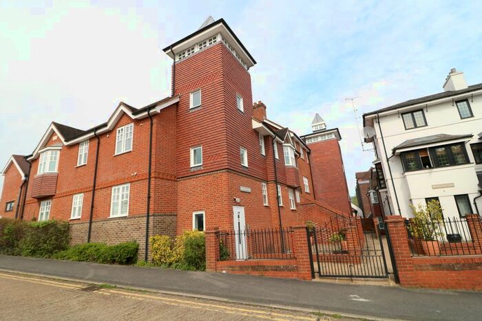 2 Bedroom Flat To Rent In Lyons Court, Dorking, RH4