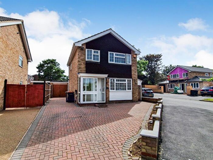 3 Bedroom Detached House For Sale In Dunster Gardens, Bedford, MK41