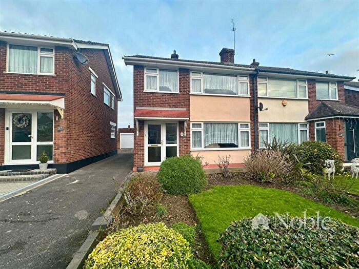 3 Bedroom Semi-Detached House For Sale In Hedingham Road, Hornchurch, RM11