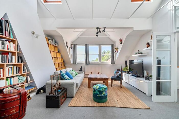 3 Bedroom Flat To Rent In Mapesbury Road London, NW2