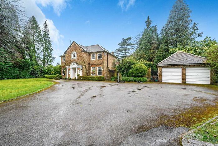 4 Bedroom Detached House To Rent In Woking, Surrey, GU22