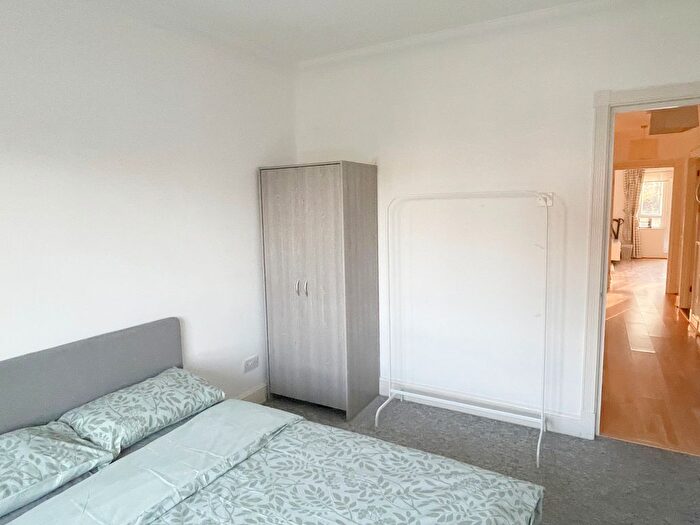 2 Bedroom Flat To Rent In Arun House, Maybate Avenue, KT2