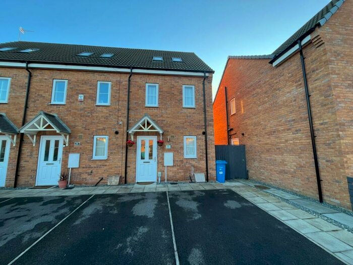 3 Bedroom End Of Terrace House To Rent In Brockwell Park, Kingswood, Hull, East Riding Of Yorkshi, HU7