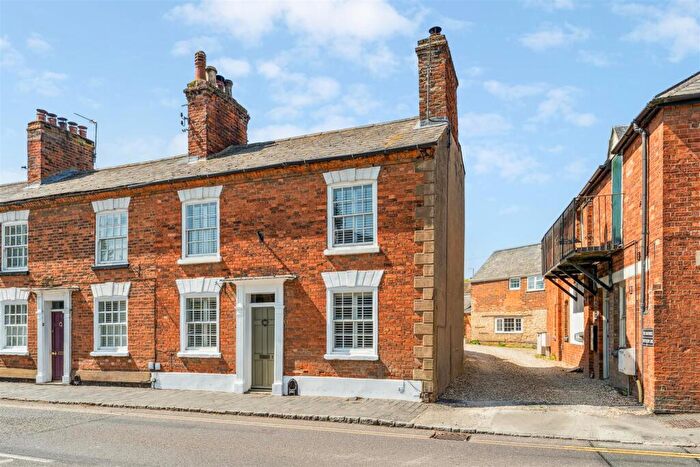 3 Bedroom End Of Terrace House For Sale In High Street South, Olney, MK46