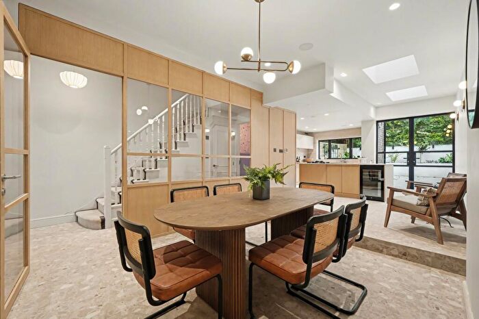 4 Bedroom End Of Terrace House For Sale In Kelvin Road, London, N5