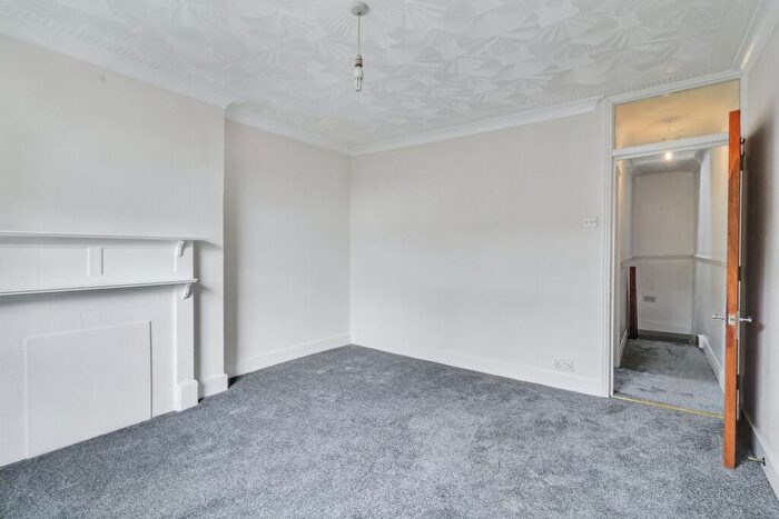3 Bedroom Flat To Rent In A Cholmondeley Avenue, London, NW10