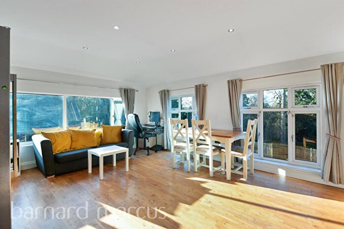 2 Bedroom Flat For Sale In Avenue Road, Sutton, SM2