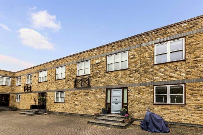 3 Bedroom Property To Rent In Hanscomb Mews, London, SW4