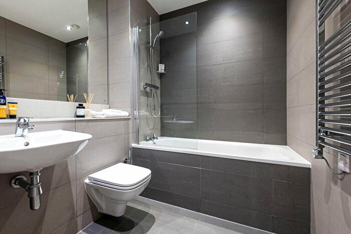 2 Bedroom Apartment To Rent In Broadside, Oldham Walk, M4